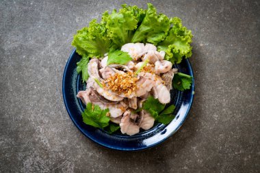 Haşlanmış balık dip sos ile