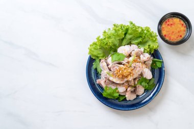 Haşlanmış balık dip sos ile