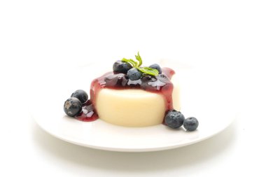 taze yaban mersini ile yoğurt puding