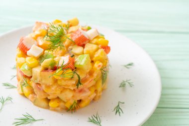 Yengeç sopa (elma, Mısır, papaya, pineappl ile karışık meyve salatası