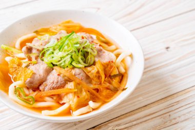 Udon ramen noodle ile domuz eti ve kimchi 