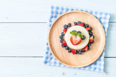 taze çilek ve yaban mersini ile yoğurt puding