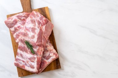 Taze çiğ domuz kaburgası. 