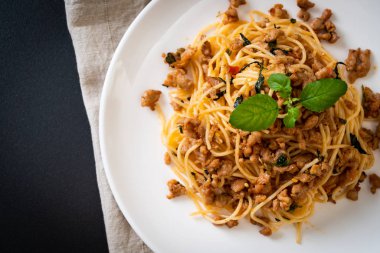 Kıyılmış domuz eti ve fesleğen ile tavada kızartılmış spagetti