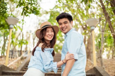Mutlu genç Asyalı çift aşık iyi vakit geçiriyor