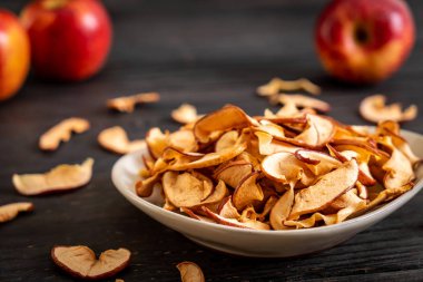 Ev yapımı kurutulmuş organik elma dilimli