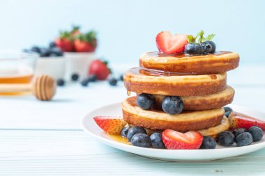 taze yaban mersini, taze çilek ve bal ile gözleme