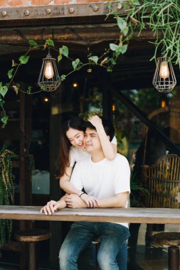 Asyalı mutlu bir çift. 