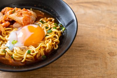 Kimchi ve yumurta ile Kore anlık erişte