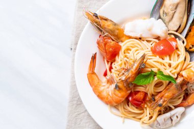 Deniz ürünleri makarna spagetti ve istiridye, karides, Squis, midye ile