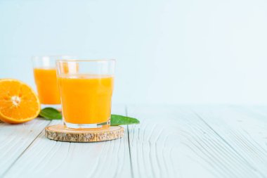 Ahşap arka plan üzerinde taze portakal suyu