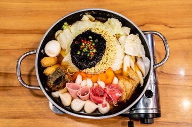 Korece sıcak pot 'Budae Jjigae' olduğu Korece füzyon yemekleri içerir