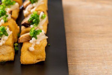 Shitake mantar ve altın iğne mantar ile kızarmış Tofu