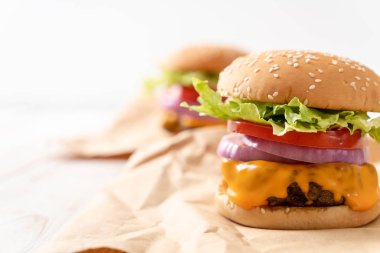 taze lezzetli biftek burger peynir ve patates kızartması