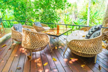 boş açık veranda masa ve sandalye yastıkları ile