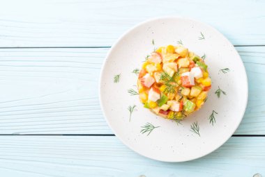 Yengeç sopa (elma, Mısır, papaya, pineappl ile karışık meyve salatası