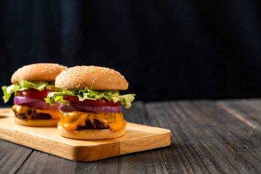 taze lezzetli biftek burger peynir ve patates kızartması