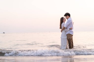 Mutlu çift balayı gidiş tropikal kum plajı üzerinde su içinde seyahat.