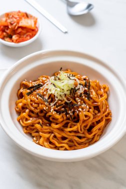 Kore sıcak ve baharatlı anlık noodle kimchi ile