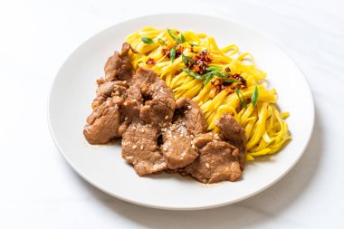 domuz eti ile Asya tavada kızartılmış erişte