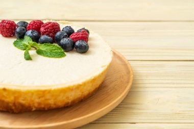 Ahududu ve yaban mersini ile ev yapımı cheesecake 