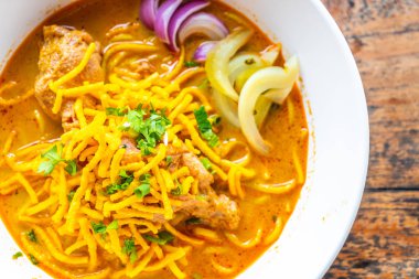 Tayland Kuzey tarzı Curried tavuk şehriye çorbası 