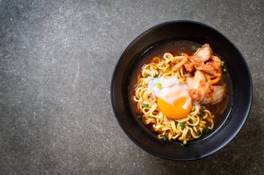 Kimchi ve yumurta ile Kore anlık erişte