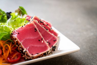 Taze orkinos sebze salata ile ham