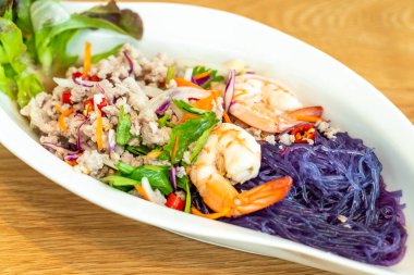 Baharatlı erişte salata karides ve kıyılmış domuz