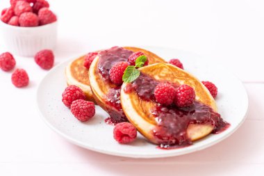 Taze ahududu ve frambuaz sos ile gözleme