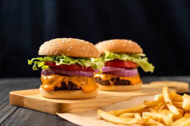 taze lezzetli biftek burger peynir ve patates kızartması