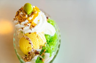 yapışkan pirinç ve krem şanti ile Mango Dondurma