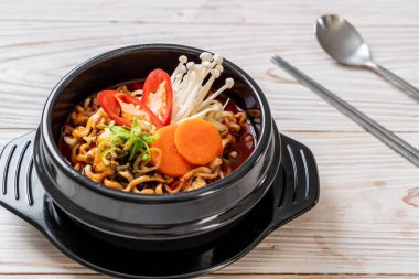 siyah kase Kore anlık erişte