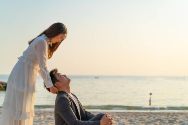 Mutlu çift balayı gidiş tropikal kum plajı üzerinde su içinde seyahat.