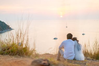 Mutlu genç Asyalı çift aşık iyi vakit geçiriyor 