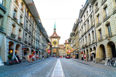 Bern, İsviçre - 23 Ağustos 2018: insanlar alışveriş sokak wi