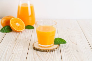 Ahşap arka plan üzerinde taze portakal suyu