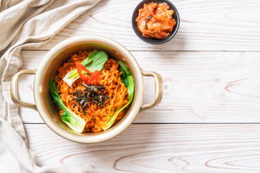 sebze ve kimchi Koreli anlık erişte