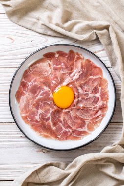 taze dilimlenmiş domuz yumurta ile ham