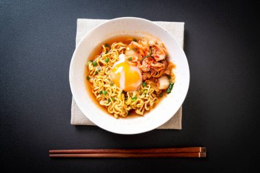 Kimchi ve yumurta ile Kore anlık erişte