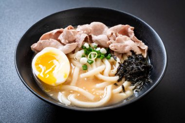 Udon ramen noodle ile domuz çorbası 