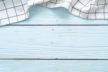 mutfak bezi (peçete) mavi ahşap zemin üzerine