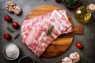 Taze çiğ domuz kaburgası. 