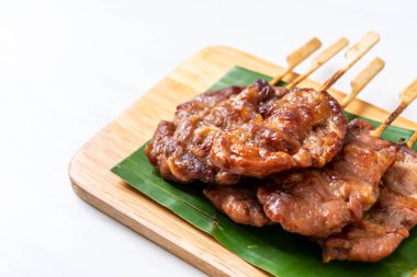 saptırılmış süt domuz beyaz yapışkan pirinç ile ızgara