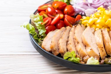 Tavuk göğsü ile sağlıklı salata kasesi 