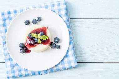 taze yaban mersini ile yoğurt puding