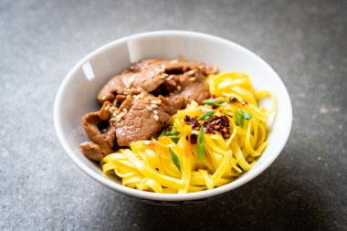 domuz eti ile Asya tavada kızartılmış erişte