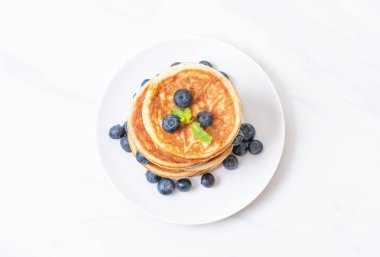 ile taze yaban mersini pancake