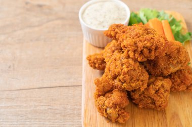 Kızarmış baharatlı tavuk kanadı