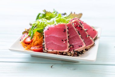 Taze orkinos sebze salata ile ham